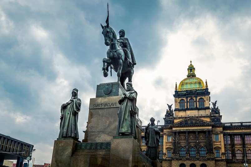 12 – tyle zabytków z Czech znajduje się na liście materialnego dziedzictwa UNESCO (na wpis czeka kolejnych 18 obiektów). Ale równie bogata jest lista dziedzictwa kulturowego z barwnymi pochodami karnawałowymi, męskim tańcem ludowym czy np. wyjątkowym wydarzeniem zwanym Jazdą Królów. Co koniecznie trzeba zobaczyć? O czym nie można zapomnieć? Podpowiadamy (obowiązuje kolejność alfabetyczna).