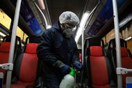 koronawirus służby porządkowe dezyfekcja wirus autobus maska