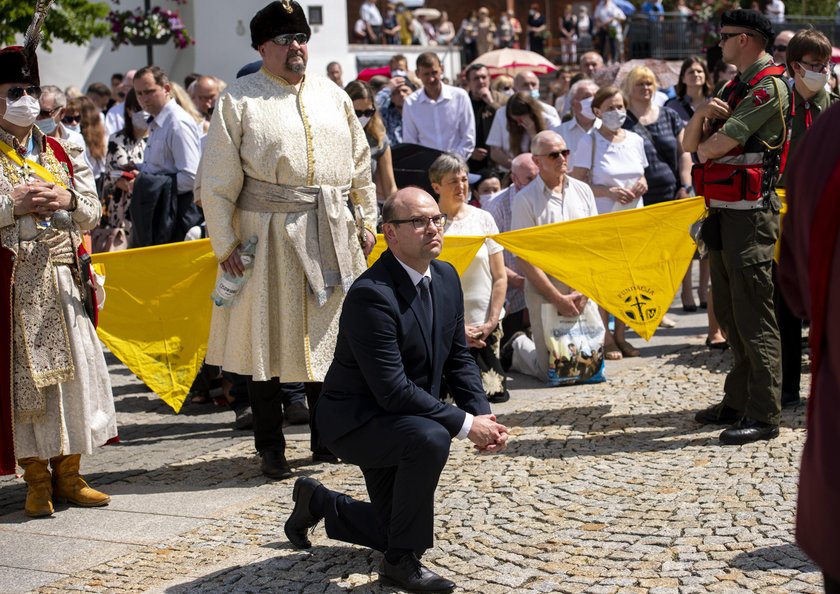 Procesje grozy? Księża się nie popisali, a wierni poszli w ich ślady