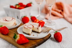 Wymieszaj ser z cukrem i jajkami. Miniserniczki zachwycą gości