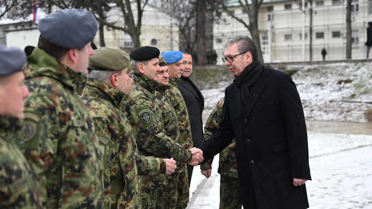 Vučić u obilasku kasarne