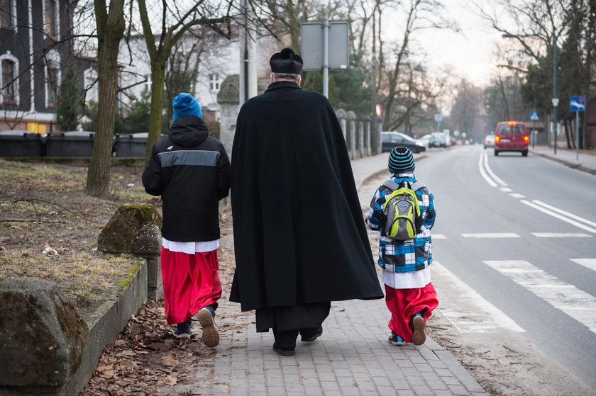 Ks. Daniel Wachowiak zorganizuje pasterkę i kolędę na dworze. Przez pandemię koronawirusa