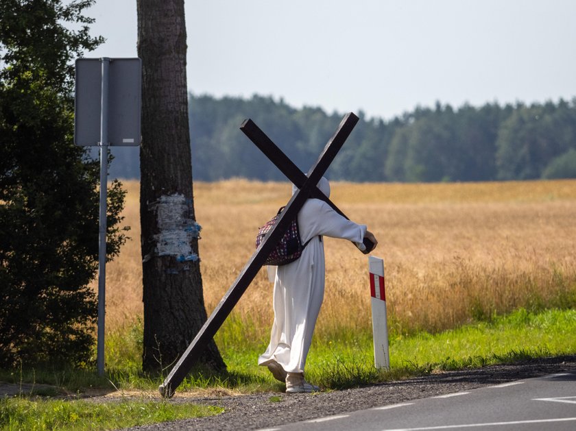 Pielgrzym Michał Ulewiński z krzyżem dotarł na Giewont