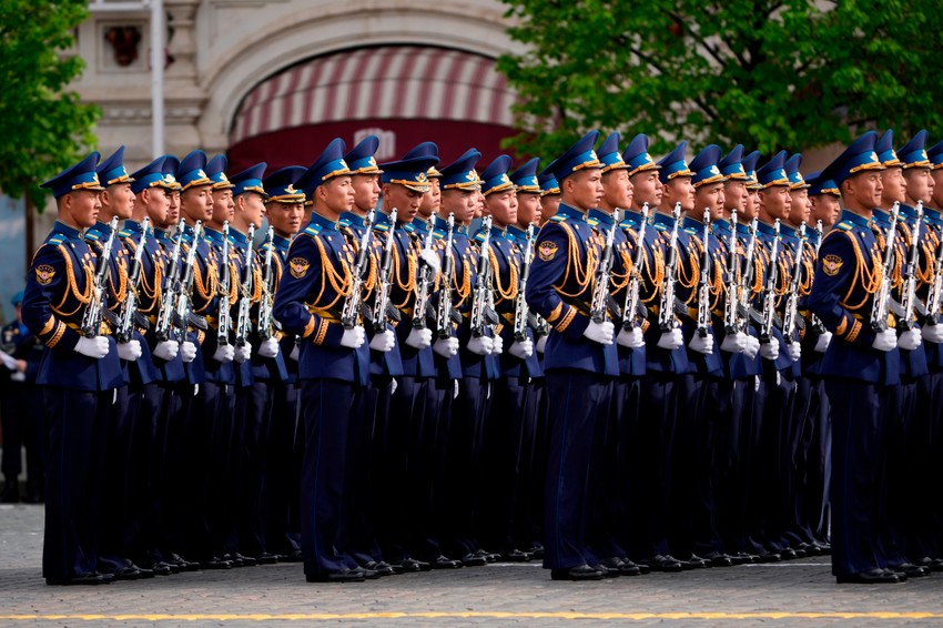 Severnokorejski vojnici stoje u formaciji pre vojne parade povodom Dana pobede u Moskvi