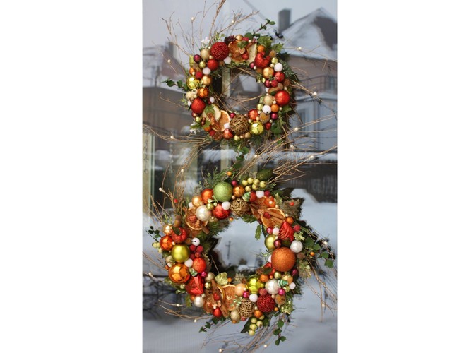 Komplet świątecznych wianków w soczystych kolorach z przewagą czerwieni, pomarańczu i zieleni. Autorka: Marta Jarosińska-Mańka