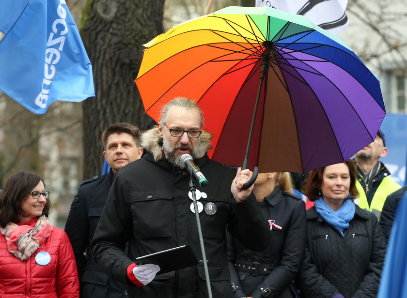 Mateusz Kijowski, lider KOD na manifestacji Nowoczesnej
