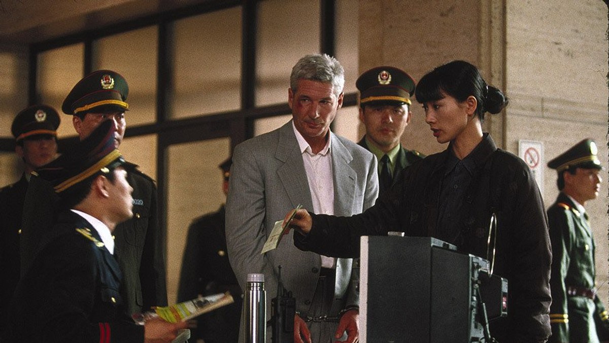 "Fatalna namiętność" ("Red Corner"), reżyseria: Jon Avnet. Obsada: Richard Gere, Bai Ling, Bradley Whitford, Byron Mann. USA 1997.