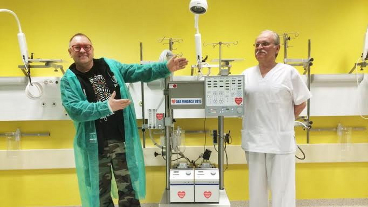 Nowy aparat ECMO trafił dzisiaj na oddział intensywnej terapii kardiochirurgicznej Uniwersyteckiego Szpitala Dziecięcego w Krakowie. Sprzęt został przekazany placówce przez Wielką Orkiestrę Świątecznej Pomocy.