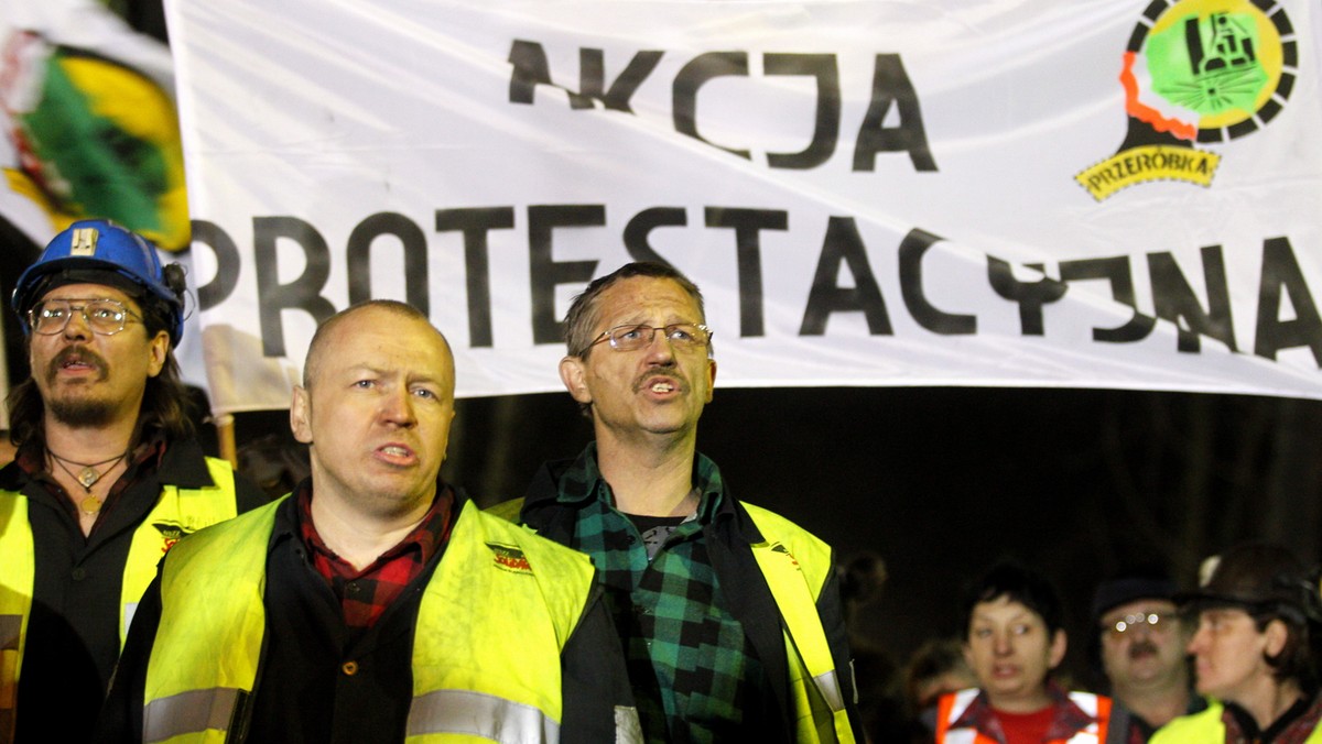 W kilkunastu kopalniach Kompanii Węglowej trwa protest przeciwko rządowemu planowi naprawy dla tej spółki. Do górników protestujących w 12 kopalniach KW dołączają kolejni, z innych zakładów - Ziemowit i Bolesław Śmiały.