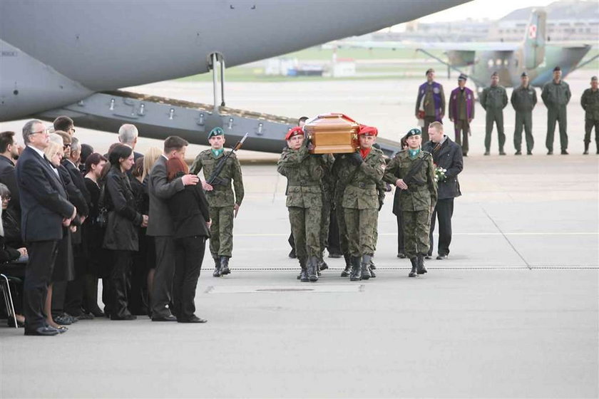 45 rodzin ofiar katastrofy prezydenckiego samolotu dostało już pomoc od państwa - poinformował rzecznika MSWiA Małgorzata Woźniak