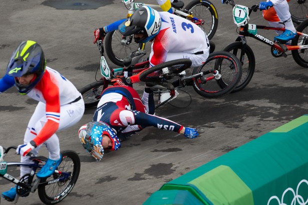 Wypadek Connora Fieldsa podczas wyścigu na igrzyskach olimpijskich w Tokio