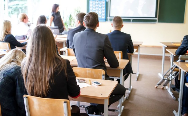 "Od stycznia 2018 r. rozpoczynamy doskonalenie zawodowe dla nauczycieli" - zapowiedziała. "Chcemy, aby obowiązywał krajowy program doskonalenia zawodowego. W połowie września nauczyciele, związkowcy, samorządowcy będą uczestniczyć w dyskusji na temat założeń tego programu" - wyjaśniła.