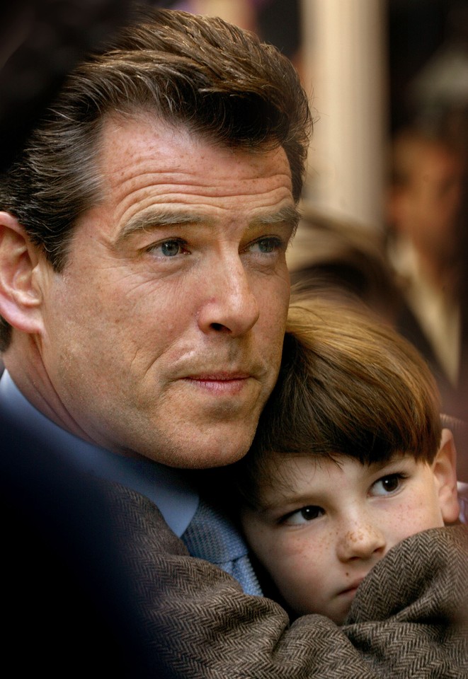 Pierce Brosnan z Dylanem (2002 r.)