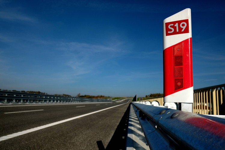 Jak powiedziała w środę na konferencji prasowej rzeczniczka rzeszowskiego oddziału GDDKiA Joanna Rarus, kierowcy będą musieli zaczekać na budowany przez samorząd Rzeszowa łącznik z węzłem Rzeszów Południe. „Dopiero gdy ta inwestycja będzie gotowa wówczas będziemy mogli oddać ten odcinek kierowcom” – dodała.
<br>
Jak powiedział PAP rzecznik rzeszowskiego magistratu Maciej Chłodnicki, łącznik wraz m.in. z dwoma rondami zostanie oddany 30 listopada br. Pierwotnie inwestycja ta o długości ok. 3 km miała zostać ukończona we wrześniu br., ale, jak tłumaczył Chłodnicki, w czasie budowy jeden z nasypów zaczął „osiadać”.