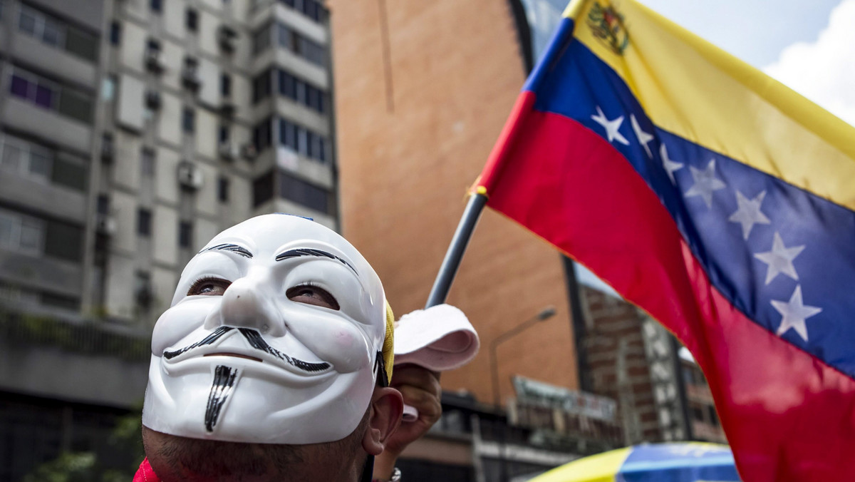 Po 35 dniach demonstracji przeciwko lewicowemu rządowi, które przerodziły się w rozruchy uliczne, zarysowuje się dla Wenezueli szansa wyjścia z impasu: przywódca opozycji Henrique Capriles oświadczył w niedzielę, że skłonny jest do rozmów z rządem.