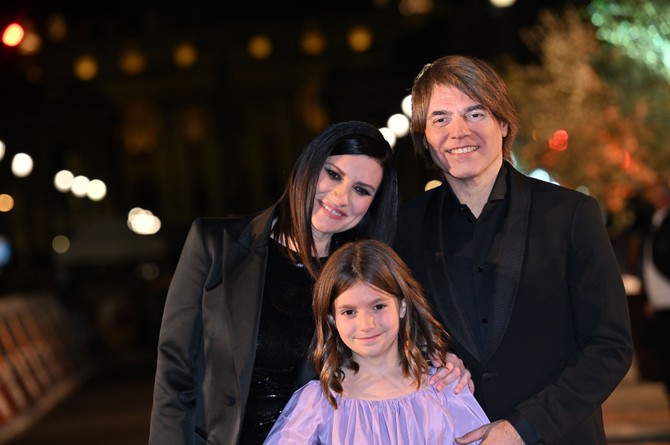 Laura Pausini sa suprugom Paolom Lartom i ćerkom