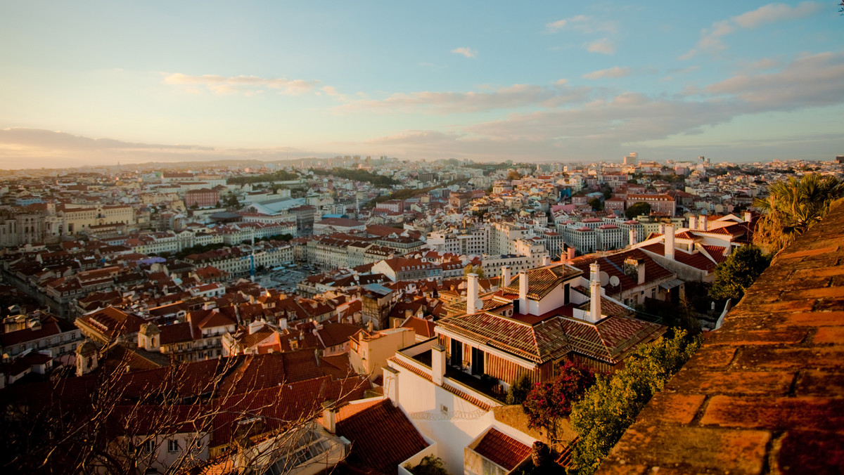 Lizbona, niezwykłe miasto leżące na krańcu Europy. Fado i saudade, melancholia i nostalgia - podlana winem i wspomnieniami wielkich odkryć geograficznych oraz tragicznymi wydarzeniami, które w ciągu godzin pochłonęły ponad 30 tysięcy ofiar. Niewiele jest miejsc, które zatopione w przeszłości rozbudzają u gości tak wiele poruszających emocji.
