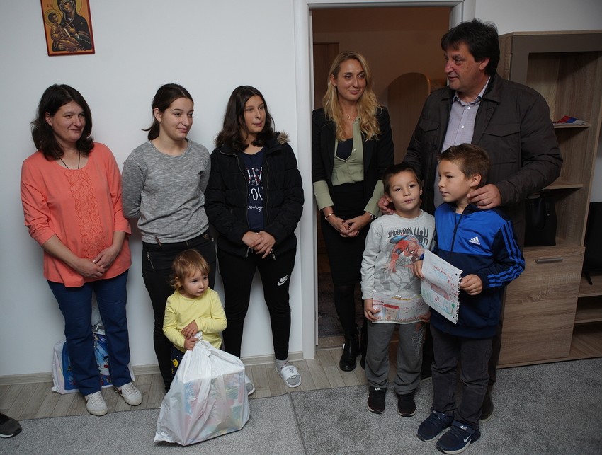 Jelena Drakulić i Bratislav Gašić sa Bojanom, Marijom, Markom, Milošem, Miljanom i Ksenijom Petrović