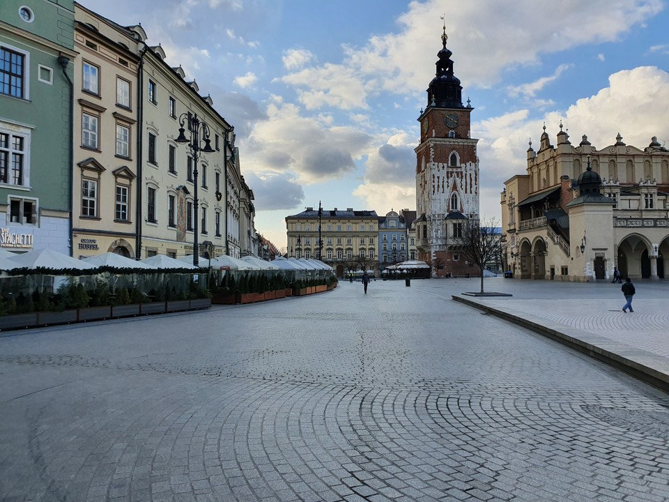 W normalnych warunkach ogródki restauracyjne byłyby całkowicie wypełnione w wiosenną niedzielę