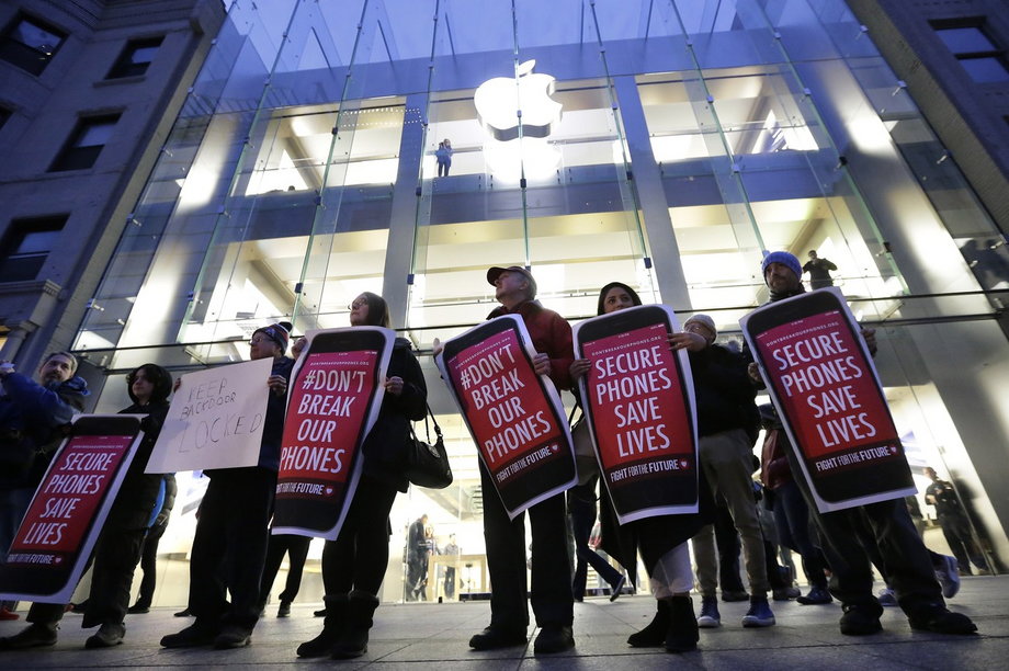 Protest pod sklepem Apple w Bostonie