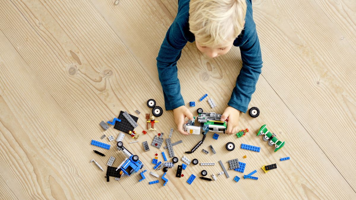 Nie ma nic bardziej kultowego od klocków LEGO®. Na zestaw tych klocków nigdy nie jest się zbyt dorosłym. Jeśli szukasz czegoś dla dziecka, nie masz pomysłu jak spędzić długie wspólne wieczory albo samemu chcesz wrócić do czasów dzieciństwa i przypomnieć sobie tę beztroską zabawę, mamy dla ciebie kilka propozycji. Każde z pudełek kupisz w kilka kliknięć bez wychodzenia z domu! Baw się dobrze. 