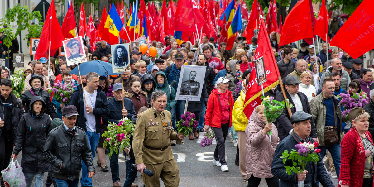 Mołdawianie maszerują w centrum Kiszyniowa, aby uczcić 9 maja 1945 r., dzień zwycięstwa Związku Radzieckiego