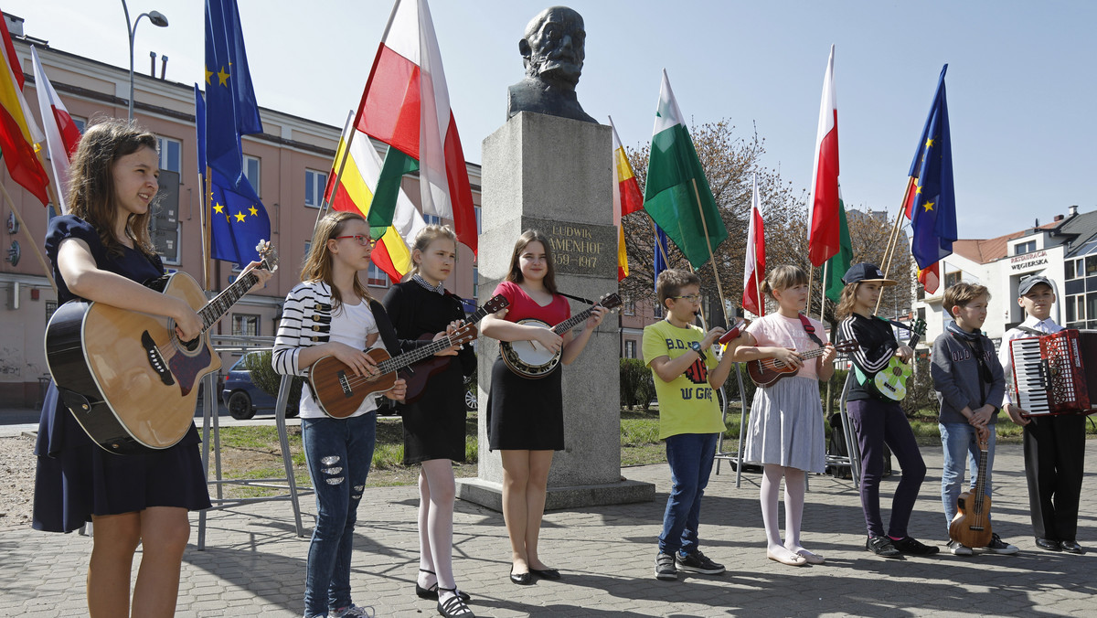 Złożeniem kwiatów i wspólnym odśpiewaniem hymnu esperanto - uczcili w sobotę 101. rocznicę śmierci twórcy międzynarodowego języka Ludwika Zamenhofa esperantyści, mieszkańcy i władze Białegostoku. Obchody odbyły się przy pomniku Zamenhofa w tym mieście.