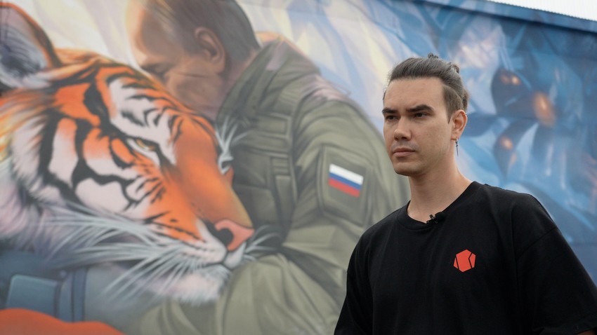 Filip Dulmačenko je ranije imao problema zbog umetnosti, ali je ovaj mural je zvanično odobren | Foto: BBC