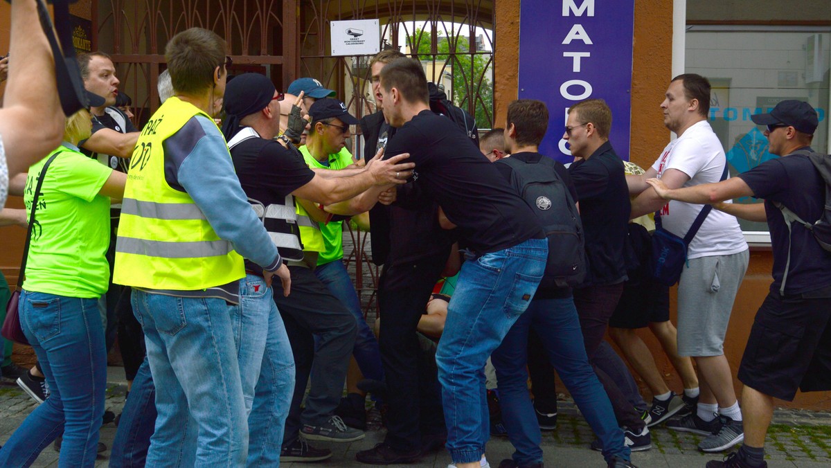 Przekreślone logotypy KOD-u, "czarnego protestu", Obywateli RP i inicjatywy Odnowa oraz napis: "Zajeb... was ku..." - tak wyglądają wlepki od kilku dni rozklejane na ulicach Radomia - informuje "Gazeta Wyborcza".