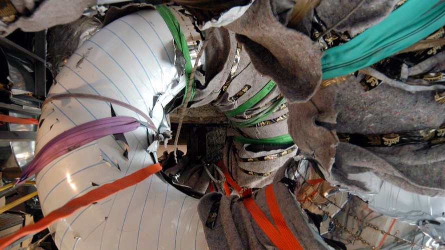 Wijąca się przez 4 pietra apartamentu zjeżdżalnia była instalowana w mieszkaniu jako pierwsza, zanim pojawiły się podłogi i ściany. Na zdjęciu: SkyHouse, montaż zjeżdżalni, źródło: David Hotson_Architect