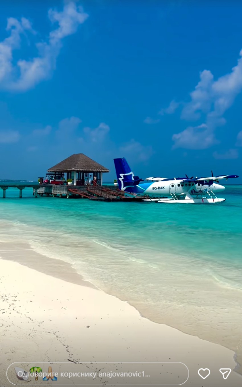 Skinula se žena našeg pevača: Tračicama prekrila silikone, muškarcima pale vilice