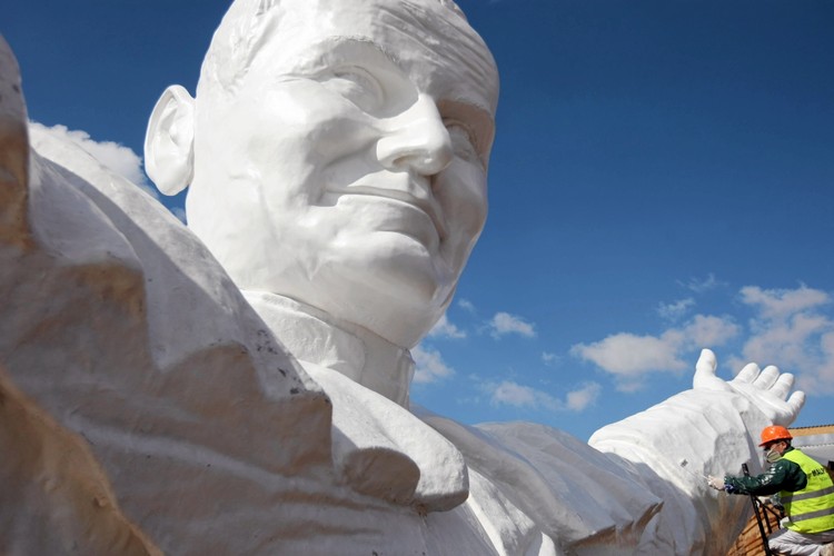 Pomnik Jana Pawła II w parku rzeźby sakralnej w Częstochowie