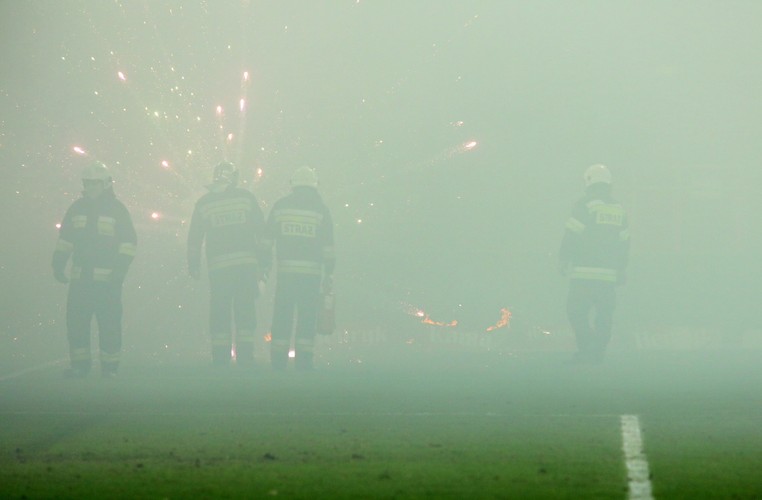 Straż pożarna gasi race rzucane na boisko przez kibiców Cracovii podczas Derbów Krakowa