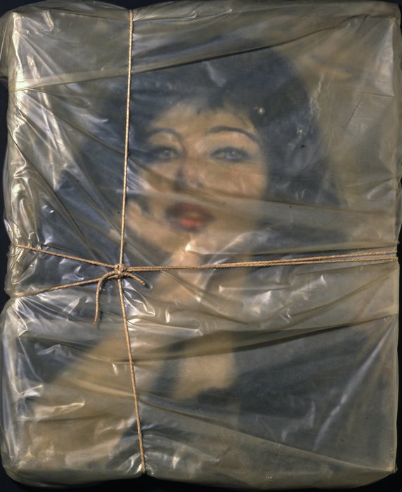 Christo - "Portrait empaqueté de Jeanne-Claude" ("Wrapped Portrait of Jeanne-Claude", 1963)