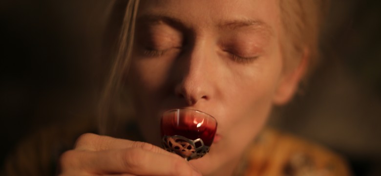 Tilda Swinton pije ludzką krew – zobacz!