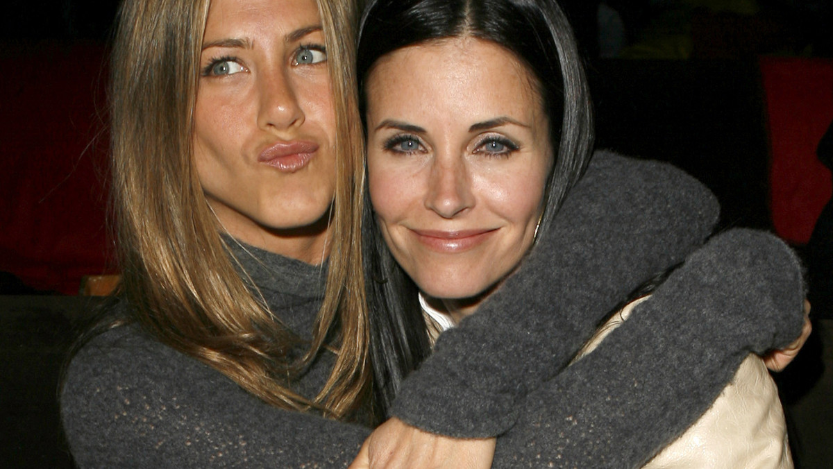 Dwie przyjaciółki zarówno w serialu, jak i w życiu - Jennifer Aniston i Courtney Cox pracują podobno nad super tajnym scenariuszem do kinowej wersji popularnego serialu "Przyjaciele".