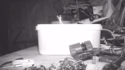 Rejtély: éjjelente rendet rakott egy titokzatos alak egy férfi asztalán – videó