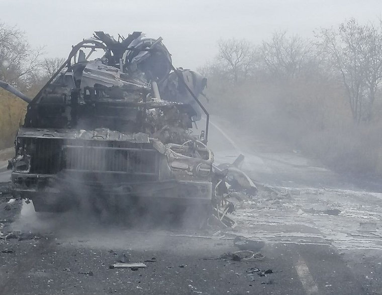 Wyrzutnia  rosyjskiego systemu obrony powietrznej S-300PM, zniszczona na drodze w obwodzie zaporoskim.