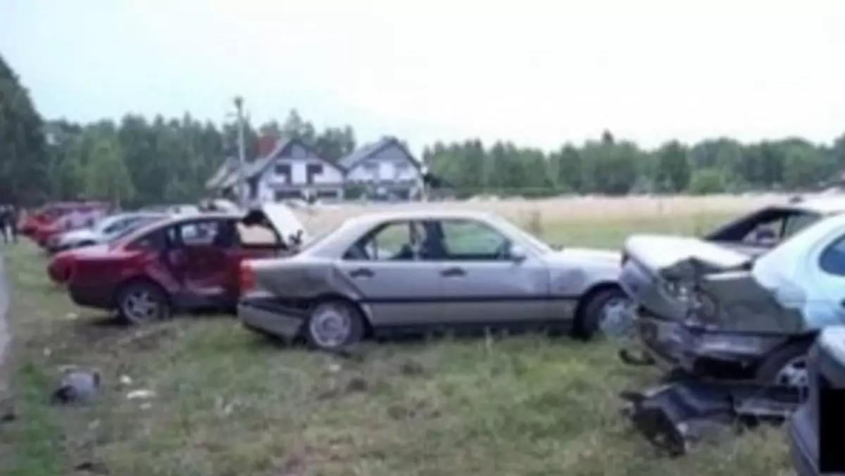 Pijany 18-latek rozbił 8 samochodów