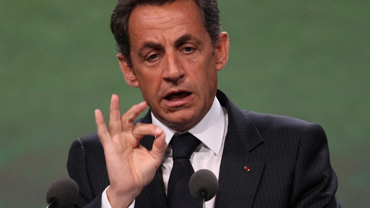 Choć rozumiem troski Francuzów, nie wycofam się z podniesienia wieku emerytalnego z 60 do 62 lat - oświadczył prezydent Francji Nicolas Sarkozy. Zapowiedział jednak, że władze mogą pójść na ustępstwa w szczegółowych kwestiach tej reformy.