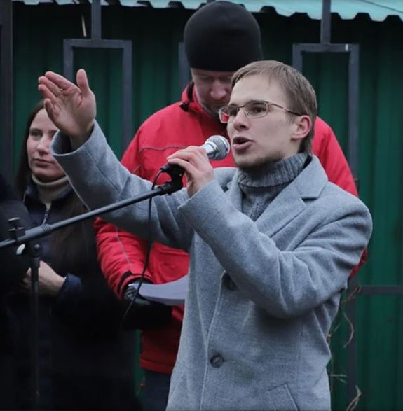 Konstantin Konkow jest niezależnym radnym w dzielnicy Możajska w Moskwie. W gimnazjum robił kopie ulotek dla swoich kolegów z klasy, potępiając łagodny wyrok wydany na córkę urzędnika państwowego za dwa zabójstwa. – W młodym wieku poznałem pierwszy smak aktywizmu – mówi Konkow