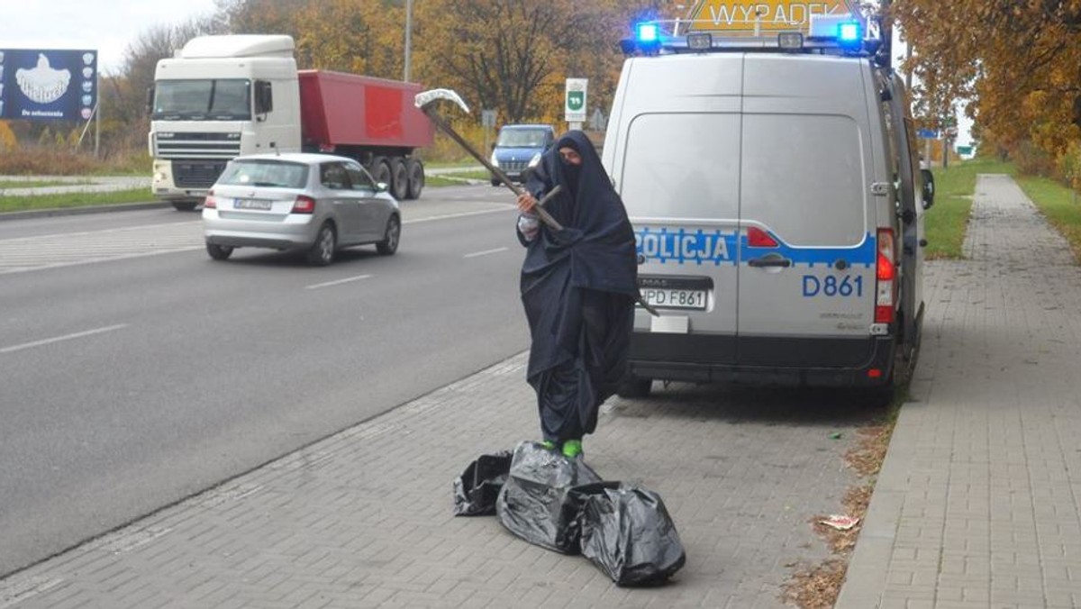 Policjanci z Chełma oraz Automobilklub Chełmski wpadli na niecodzienny sposób ostrzeżenia kierowców przed niebezpieczeństwami na drogach oraz ich tragicznymi skutkami. Osoby, które wyjeżdżały w piątek z Chełma na poboczu mogli widzieć kostuchę i "ciało" w worku, o czym informuje "Gazeta Wyborcza".