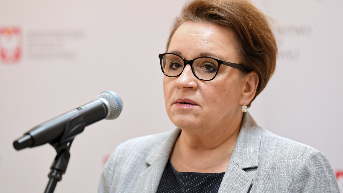 Minister edukacji narodowej Anna Zalewska podpisała rozporządzenie w sprawie minimalnych stawek wynagrodzenia nauczycieli. Zgodnie z nim płace zasadnicze nauczycieli wzrosną od 1 stycznia 2019 r., zależnie od stopnia awansu zawodowego, od 121 do 166 zł brutto.