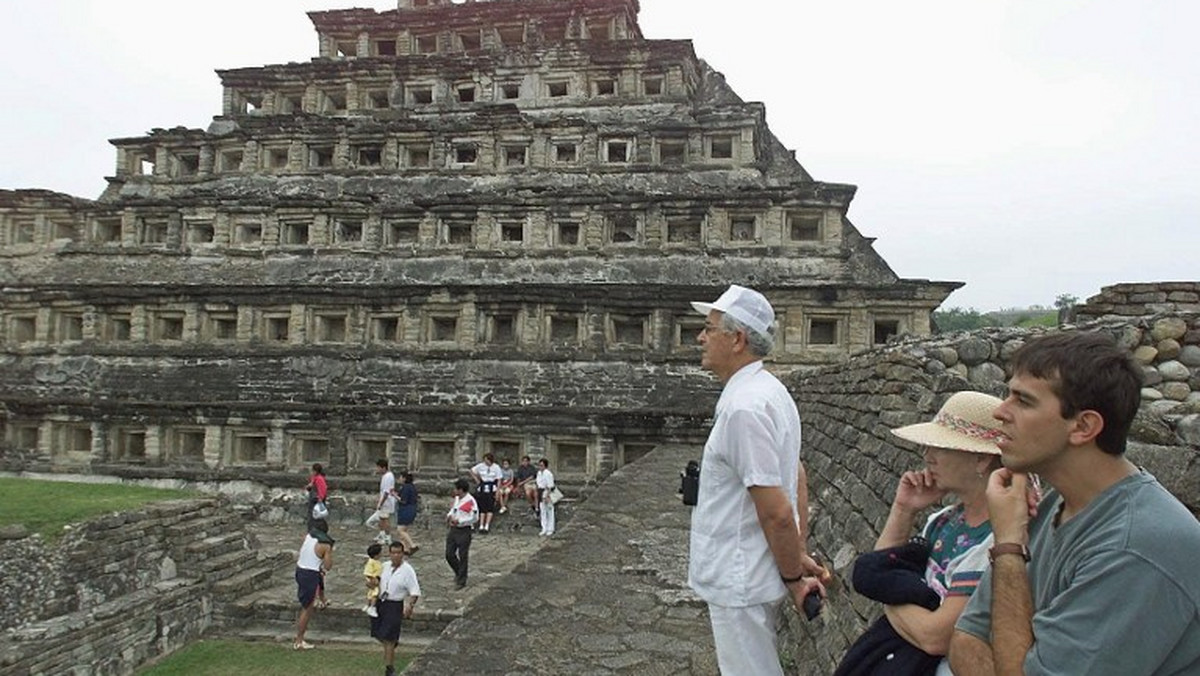 Naukowcy zlokalizowali na stanowisku archeologicznym w środkowo-wschodnim Meksyku trzy boiska do rytualnej gry w piłkę oraz kilka innych budowli sprzed ponad 1000 lat - informuje serwis internetowy Art Daily.
