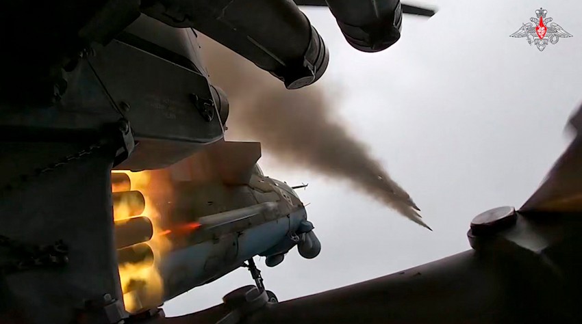 Ruski helikopter MI-35M lansira rakete na ukrajinske položaje u Kurskoj oblasti 23. januara