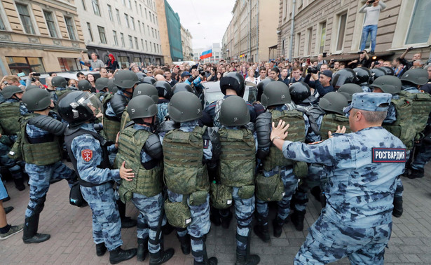 Masowe zatrzymania po protestach w Rosji przeciw podniesieniu wieku emerytalnego. W rękach policji także nastolatki