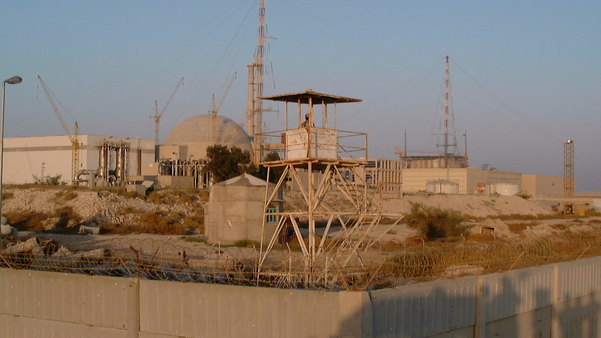 Po raz pierwszy w historii Iran ma dość wzbogaconego uranu, by zbudować jedną głowicę nuklearną. Proces jej produkcji zajmuje jednak co najmniej kilka miesięcy i na razie nic nie wskazuje na to, że Teheran podjął decyzję o rozpoczęciu budowy takiej głowicy. 