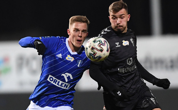 Zawodnik Wisły Płock Mateusz Lewandowski (L) i Przemysław Wiśniewski (P) z Górnika Zabrze podczas meczu 12. kolejki piłkarskiej Ekstraklasy