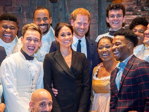 Meghan Markle olyan szexi lábvillantást produkált, hogy észre sem vettük, hogy Harry herceg is ott van