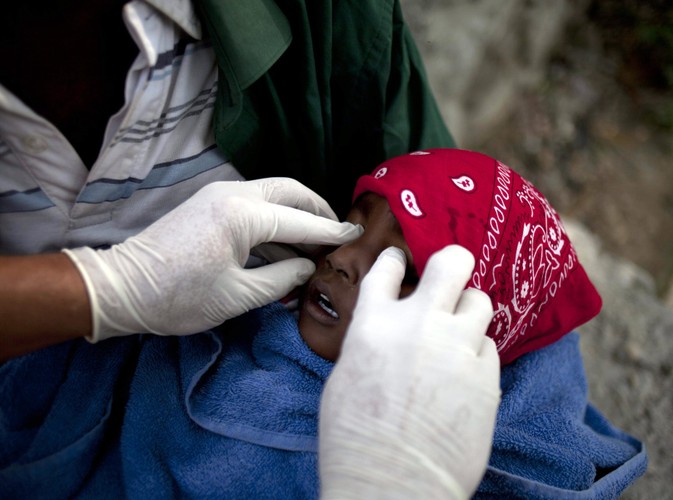 14 listopada 2010 - kubański lekarz zamyka oczy chłopczyka, który zmarł na cholerę w szpitalu w Arcahie na Haiti